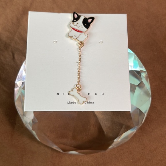 Dog enamel pin with dangling bone - Picture 5 of 5